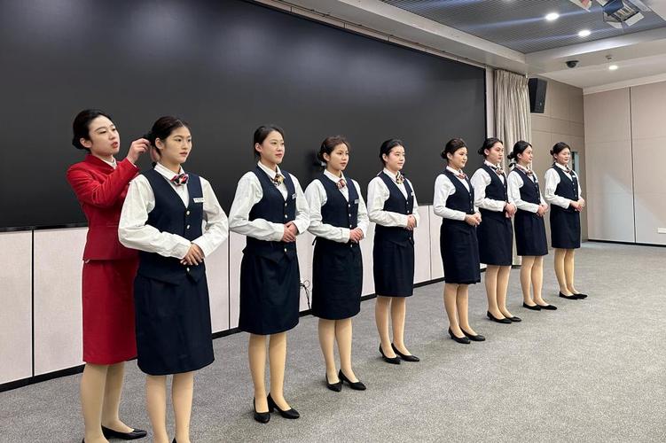 海洋旅游学院礼仪志愿者 以专业与热情服务两会